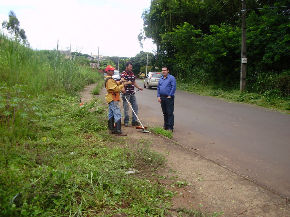 Alcides adquire roçadeiras para limpeza nos bairros