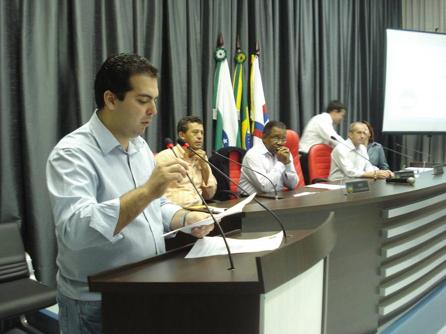 Alcides inaugura Centro de Inclusão Digital e lança a Câmara Estudantil