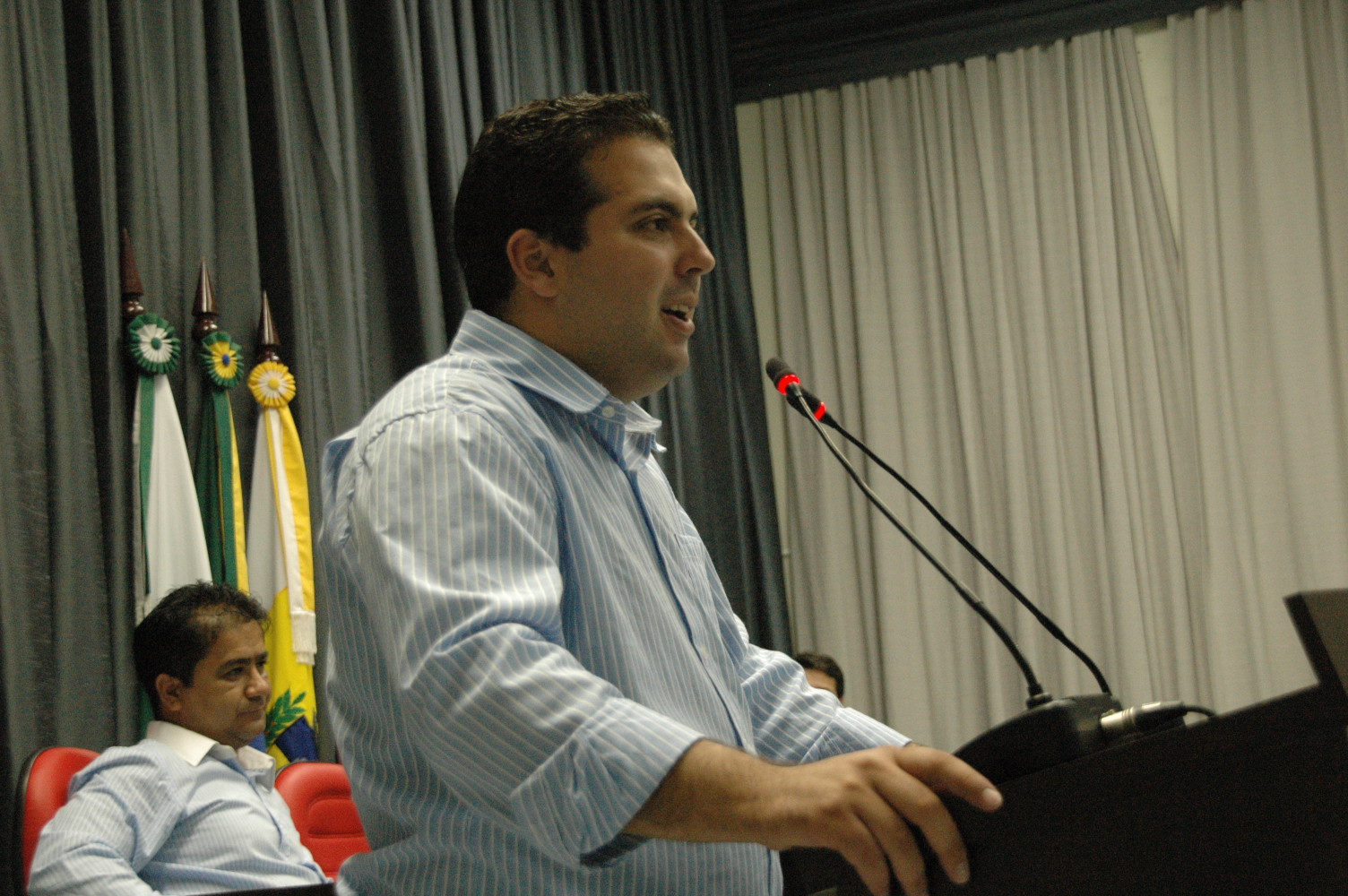 Alcides manda adesivar os carros da Câmara