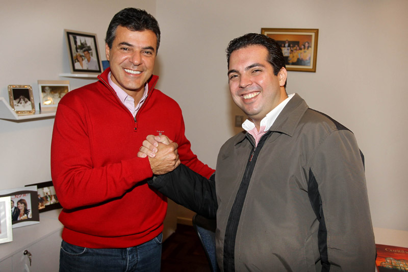 Alcides Ramos apresenta título para Beto Richa