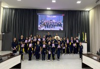 Alunos da Escola Augusto Weyand participam de experiência legislativa na Câmara de Apucarana