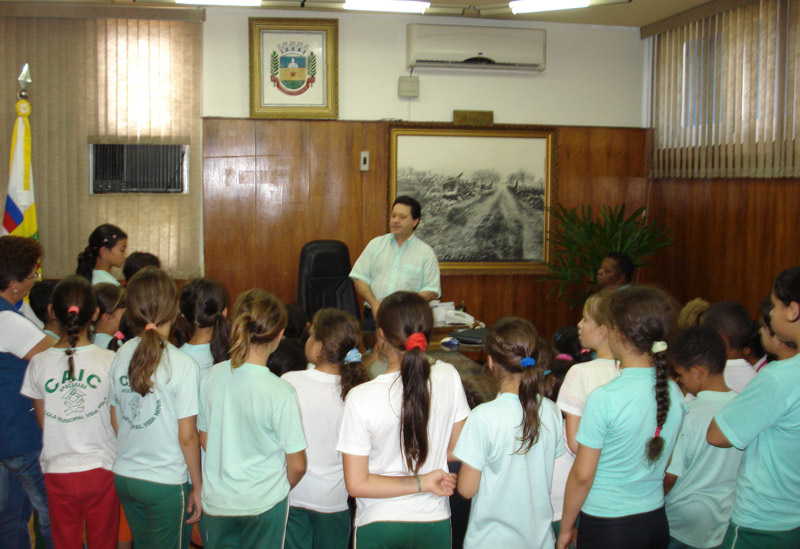 Alunos do CAIC visitam a Câmara
