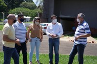 Ao lado da vereadora Jossuela Pinheiro, prefeito Junior da Femac vistoria obras no Ginásio Lagoão