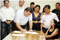 Após espera de 28 anos, bairro apucaranense ganha asfalto