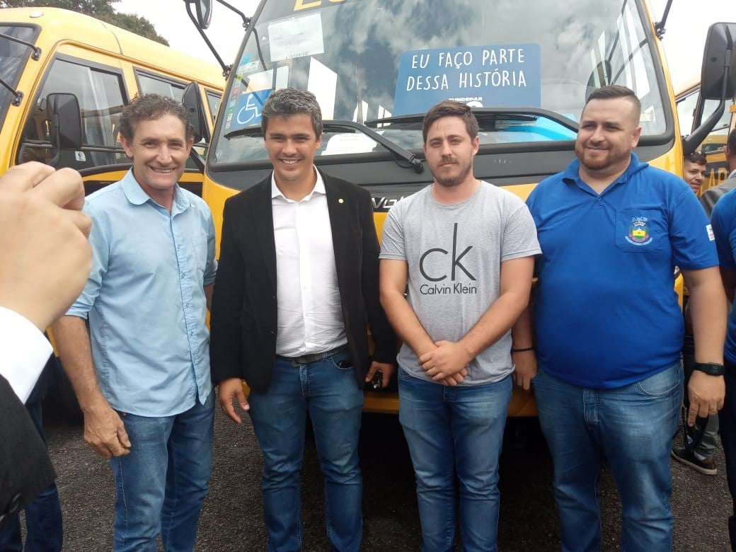 Apucarana recebe dois ônibus urbano escolar