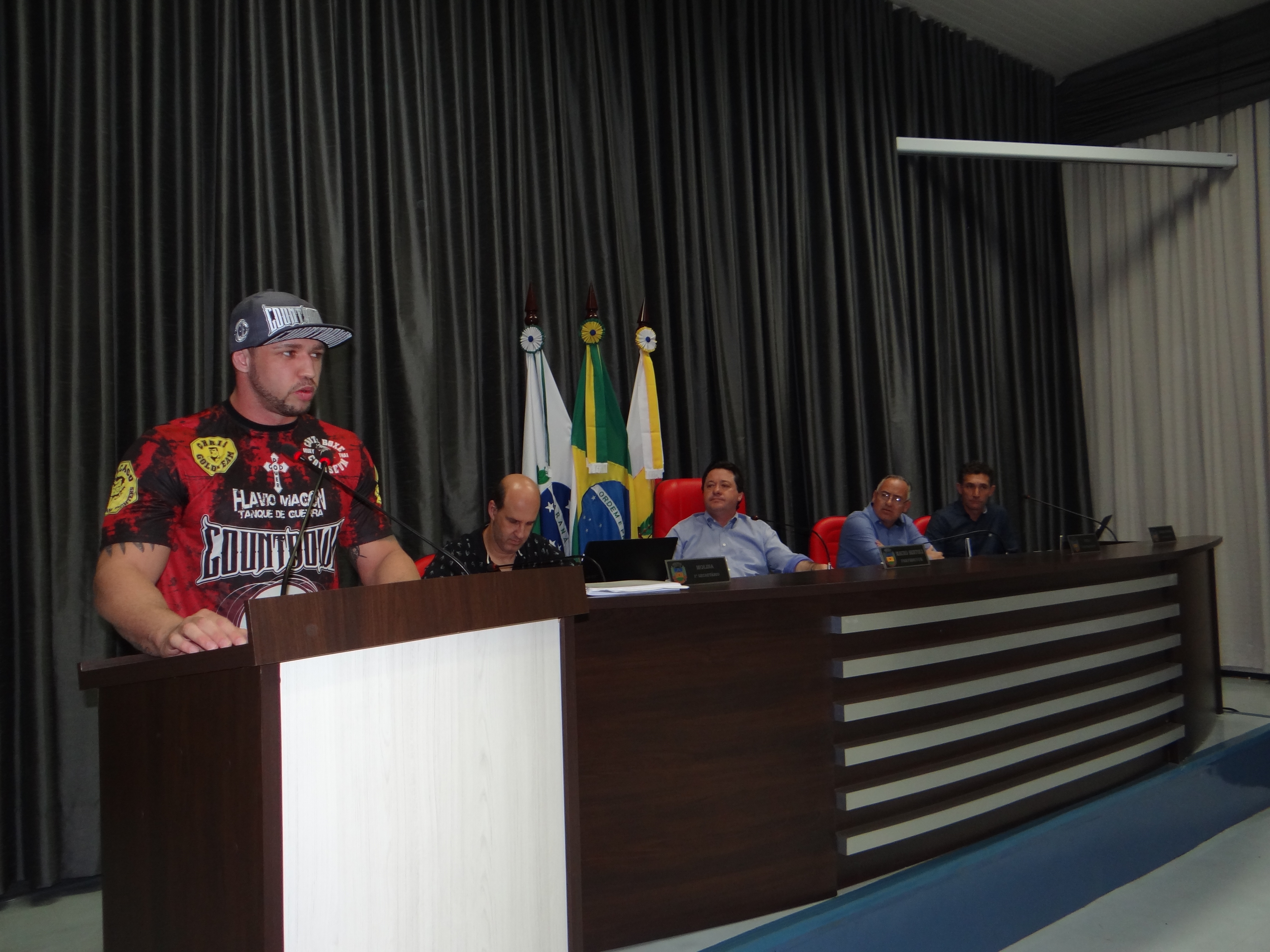 Atleta Flávio Magon visita a Câmara de Apucarana