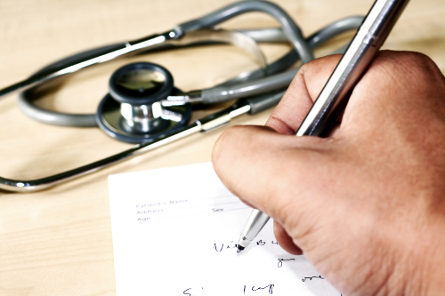 Câmara aprova projeto que cobra letra legível nas receitas médicas