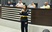 Câmara de Apucarana homenageia atleta de jiu-jítsu Pietra Rochisnki