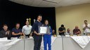 Câmara de Apucarana homenageia atleta Madelaine Gomes
