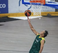 Homenageado da Câmara, professor Bressan, é campeão mundial de basquete master