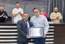 Professor e karateca Alan Pereira recebe homenagem da Câmara de Apucarana 