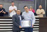 Professor e karateca Alan Pereira recebe homenagem da Câmara de Apucarana 