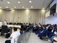 Câmara de Apucarana recebe alunos do Santos Dumont para palestra sobre Direito Internacional