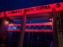 Câmara de Apucarana recebe iluminação em apoio à campanha Dezembro Laranja 