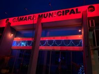 Câmara de Apucarana recebe iluminação em apoio à campanha Dezembro Laranja 
