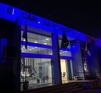 Câmara de Apucarana recebe iluminação em apoio à campanha Novembro Azul 