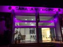Câmara de Apucarana recebe iluminação em apoio à campanha Outubro Rosa 
