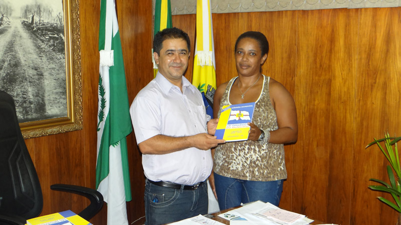 Câmara distribui exemplares da Lei Orgânica a alunos de Direito