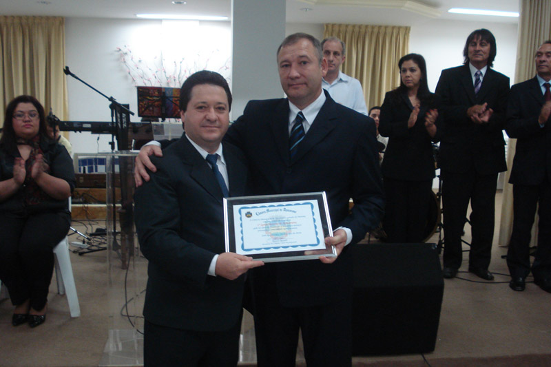 Câmara entrega “voto de louvor” à I Igreja Batista de Apucarana