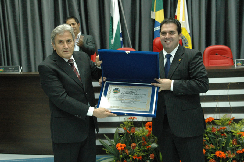 Câmara entrega título de cidadania a Wagner Oliveira