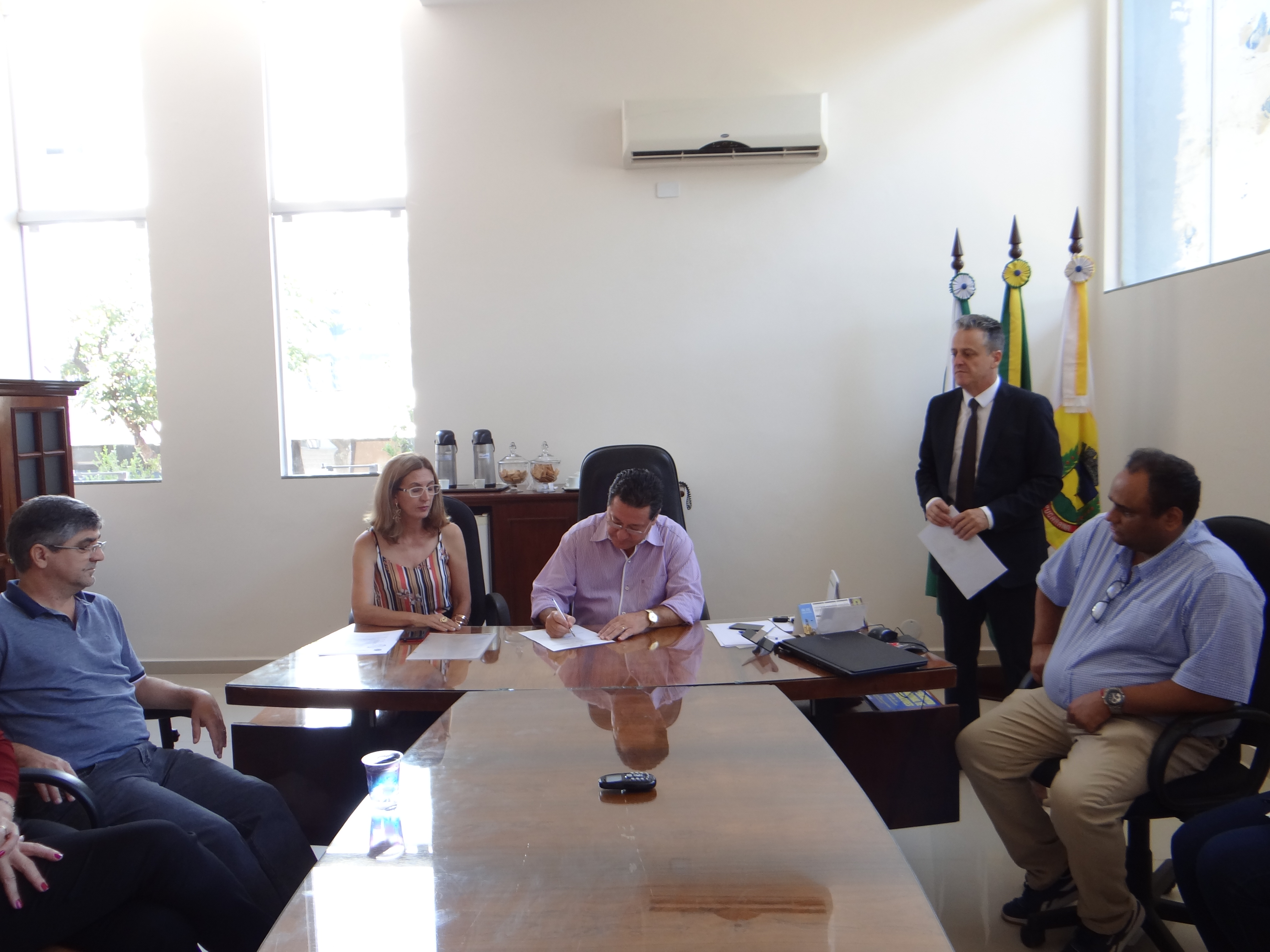 Câmara Municipal assina termo de adesão ao Projeto Parlamento Jovem