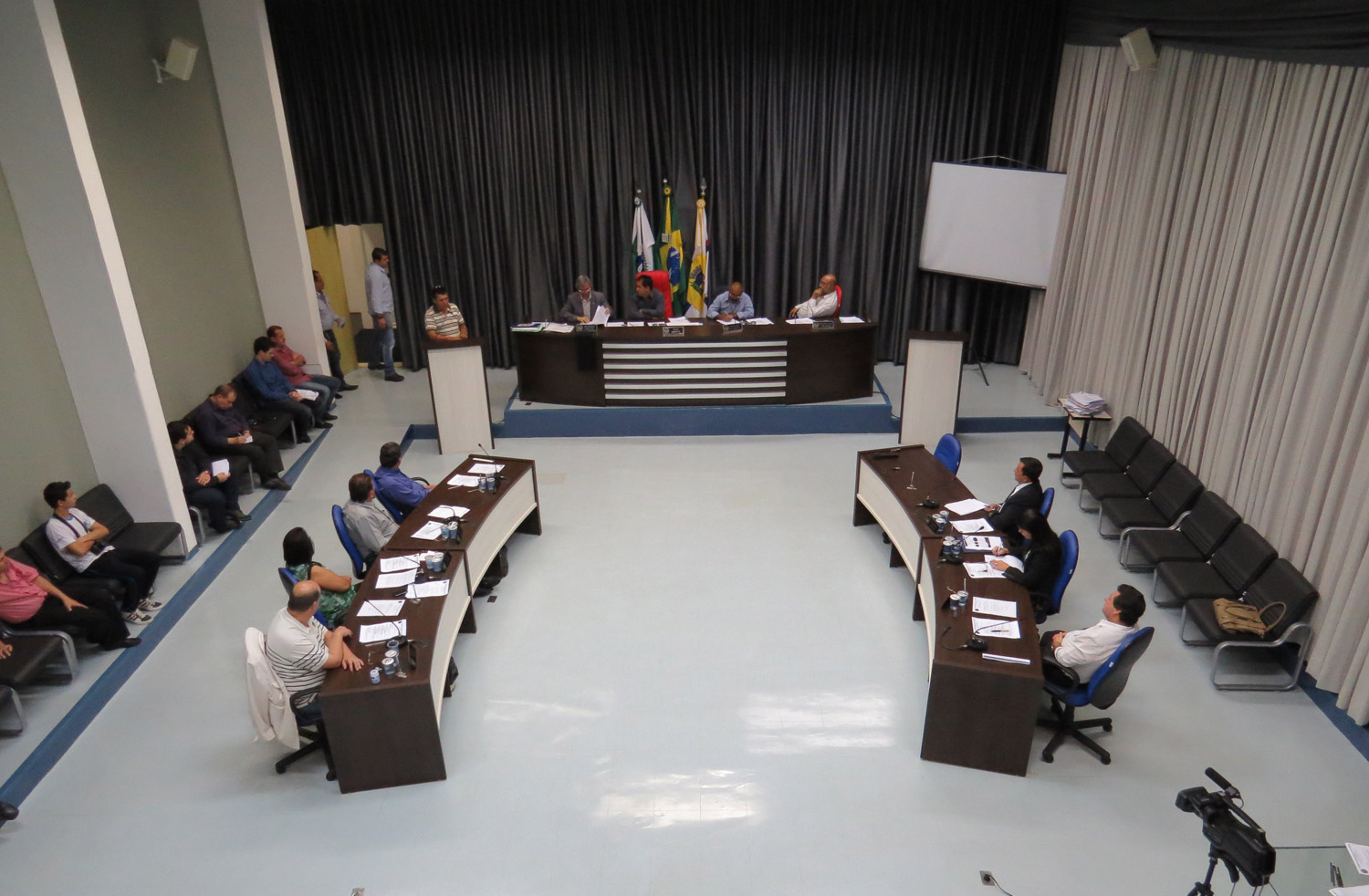 Câmara Municipal de Apucarana aprova 19 vereadores para 2017