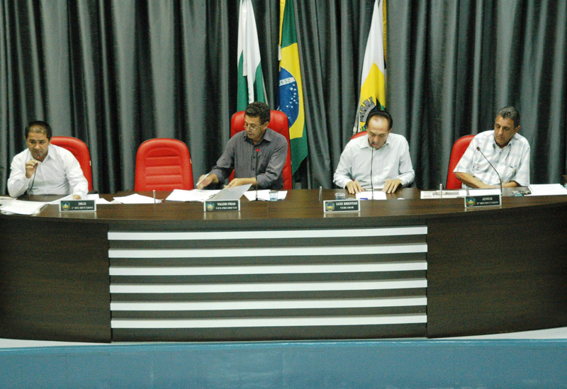 Clima de lamentação marca última sessão ordinária