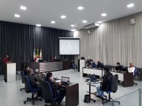 Com nova disposição em plenário, vereadores e vereadora realizam Sessão na Câmara de Apucarana 