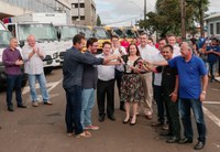 Com o prefeito Beto Preto, vereadores entregam novos veículos para saúde e educação