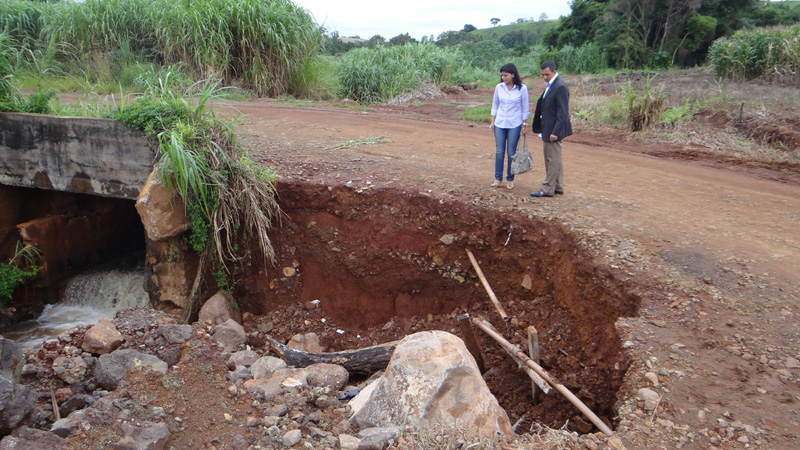 Cratera na Estrada do Barreiro mobiliza vereadores de Apucarana