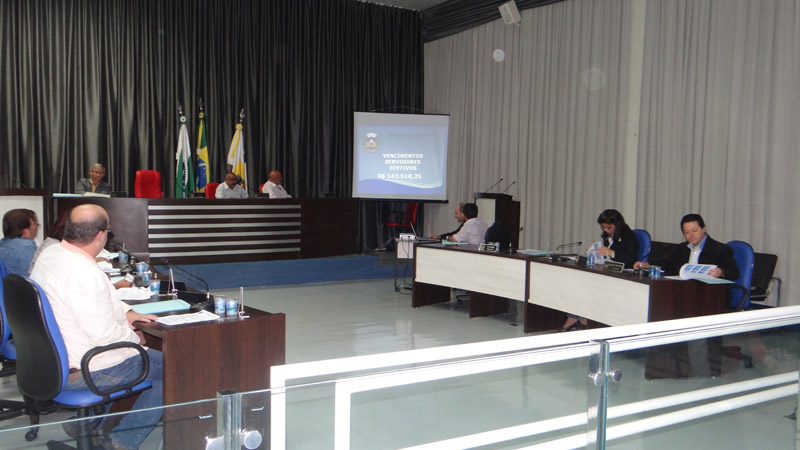 Deco presta contas da Câmara de Apucarana