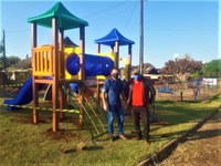 Distrito de São Pedro do Taquara fica mais colorido com a instalação de um novo parquinho infantil