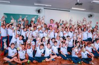 Em comemoração ao Dia das Crianças, vereadores prestigiam entrega de doces para alunos das escolas municipais 