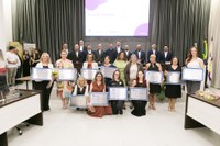 Emoção marca entrega do Prêmio Mulher Destaque 2026 na Câmara de Apucarana