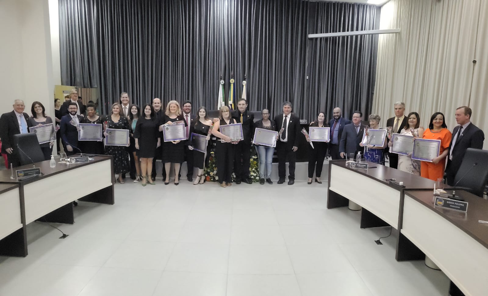 Emoção marca sessão de entrega do Prêmio Mulher Destaque