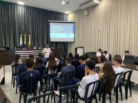 Estudantes de ensino médio visitam Câmara e aprendem sobre o Legislativo