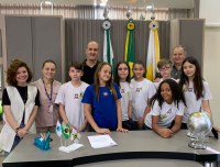 Estudantes visitam Câmara e entregam boton em comemoração à Semana da Pátria