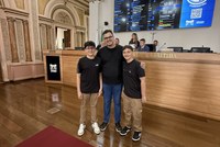 Estudantes vivenciam viagem de estudos a Curitiba como prêmio de gincana da Escola do Legislativo