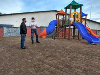 Facchiano e Junior da Femac acompanham instalação de parque infantil no Parigot de Souza