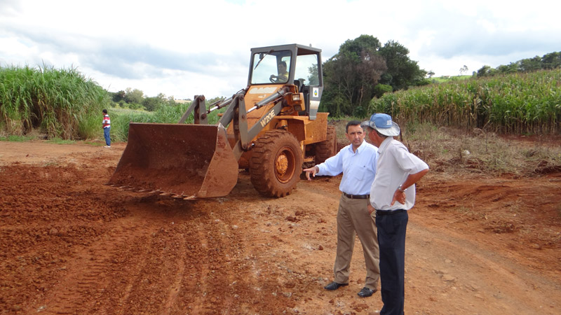 Funcionários da prefeitura recuperam Estrada do Barreiro
