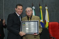 José Kremer recebe o Diploma de Méritos em Tarefas Comunitárias da Câmara Municipal de Apucarana