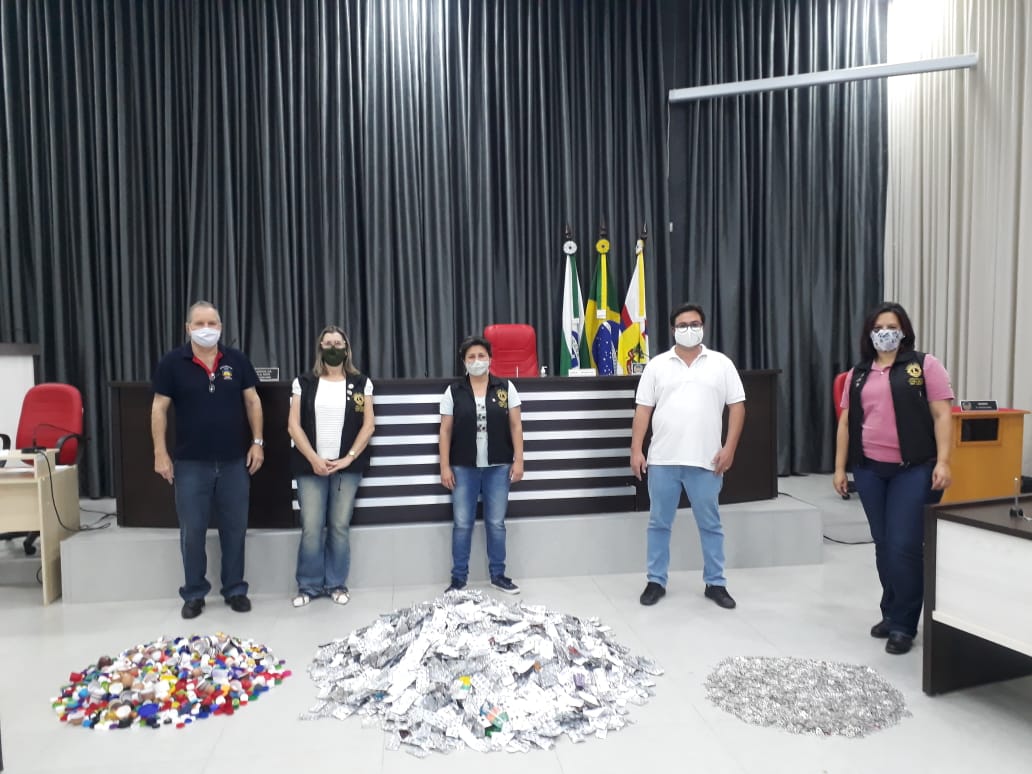 Lions Clube Apucarana Vitória Régia recebe do vereador Lucas Leugi materiais arrecadados na Campanha Lacre do Bem