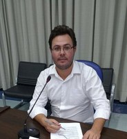 Lucas Leugi protocola lei que proíbe proposição de honrarias no semestre que antecede as eleições municipais