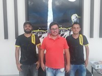 Lucas Leugi recebe atletas do Lokomotiva Futsal