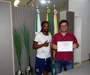 Lucas Leugi recebe certificado de agradecimento da "Associação de Capoeira Nelson Ventania"