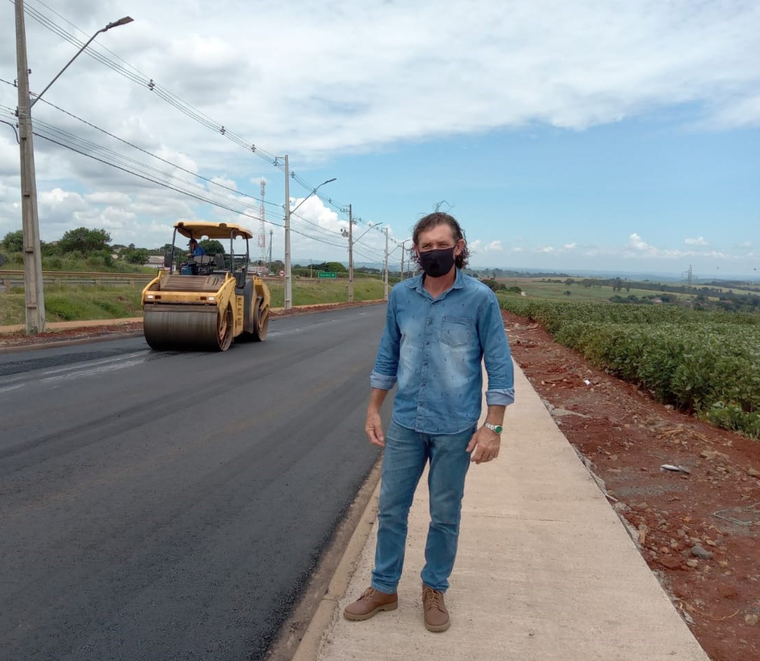 Marcos da Vila Reis acompanha obras de pavimentação na ligação entre Vila Reis e Jardim Curitiba