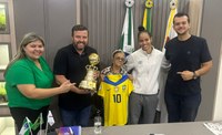 Melhor jogadora jovem do mundo visita Câmara de Apucarana 