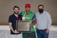 Moisés Tavares realiza a entrega de Moção de Aplausos para o atleta e medalhista paralímpico Giovane Vieira de Paula