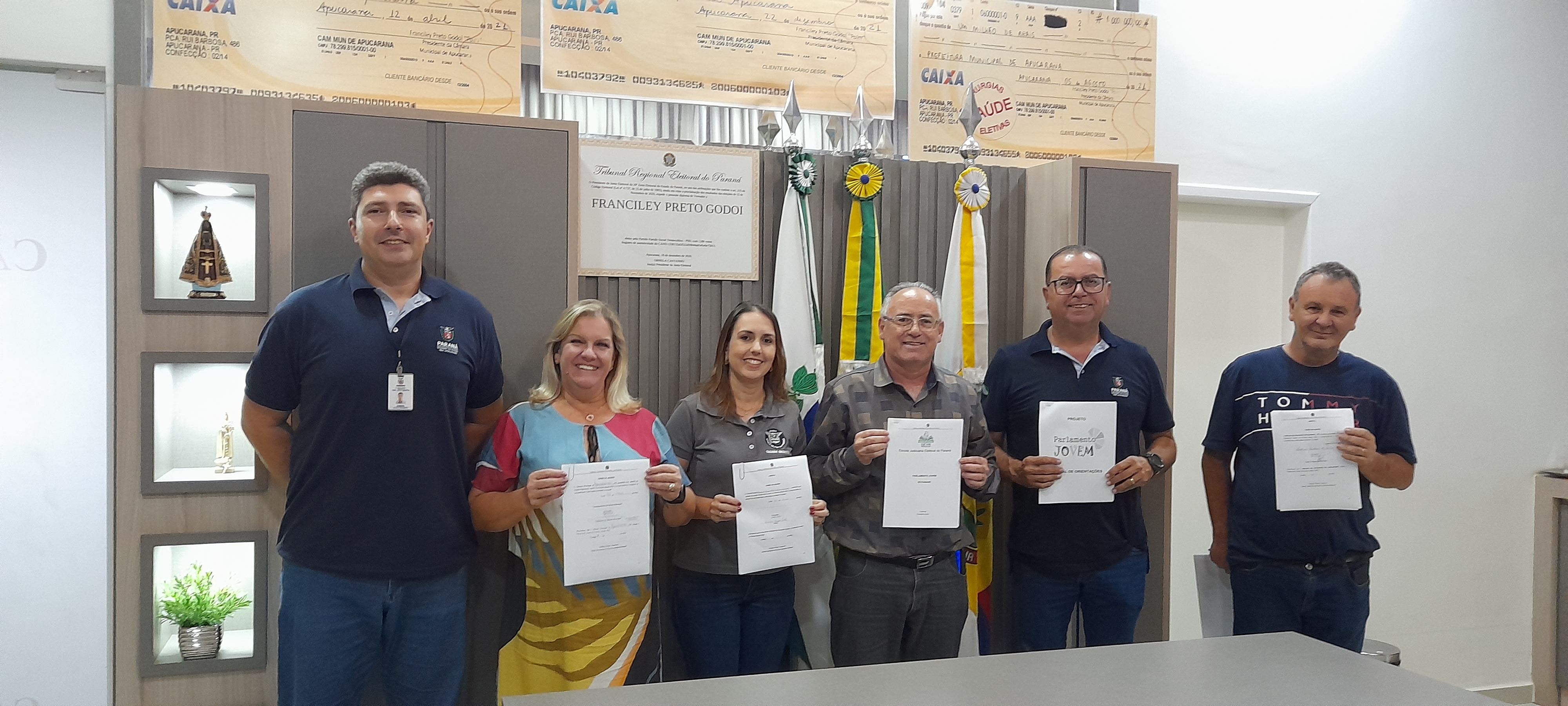 Parlamento Jovem: Presidente Poim assina Termo de Adesão da Câmara Municipal