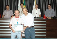 Pioneiro das provas pedestres é homenageado na Câmara